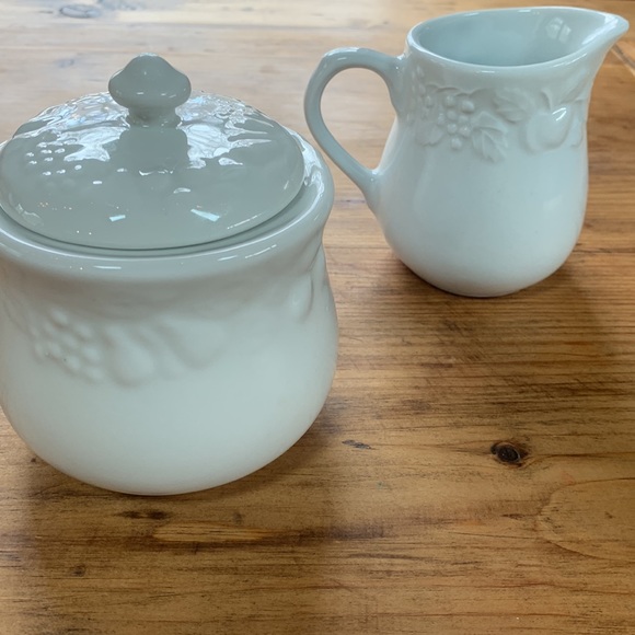 Gibson designs Fruit Creamer and Sugar bowl with lid - Picture 7 of 8